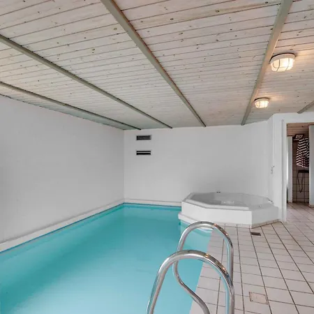 Einladendes Poolhaus Mit Meerblick - Einladendes Poolhaus Mit Meerblick *